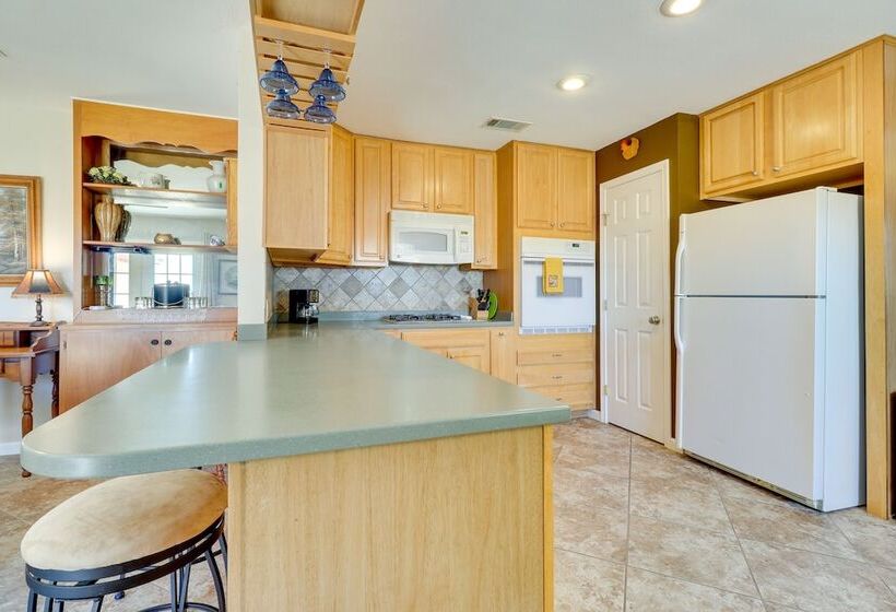 Texas Farmhouse Retreat On 10 Acres Near Austin!