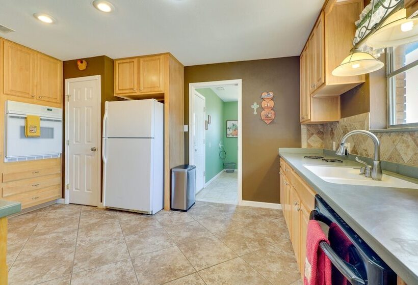 Texas Farmhouse Retreat On 10 Acres Near Austin!