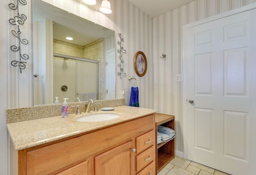 Texas Farmhouse Retreat On 10 Acres Near Austin!