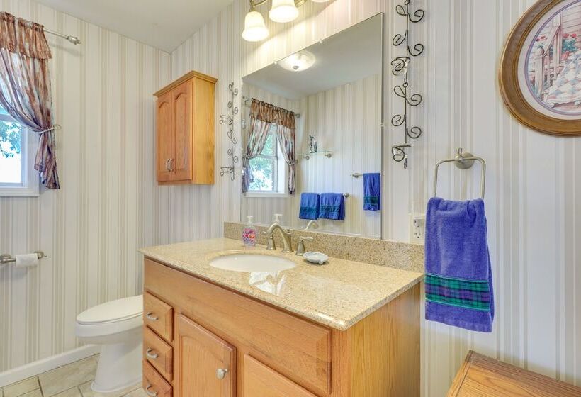 Texas Farmhouse Retreat On 10 Acres Near Austin!