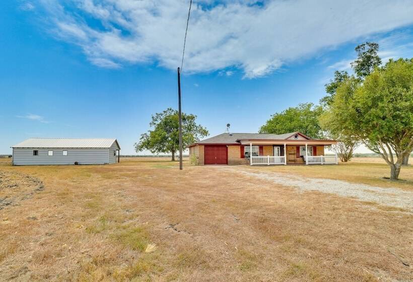 Texas Farmhouse Retreat On 10 Acres Near Austin!