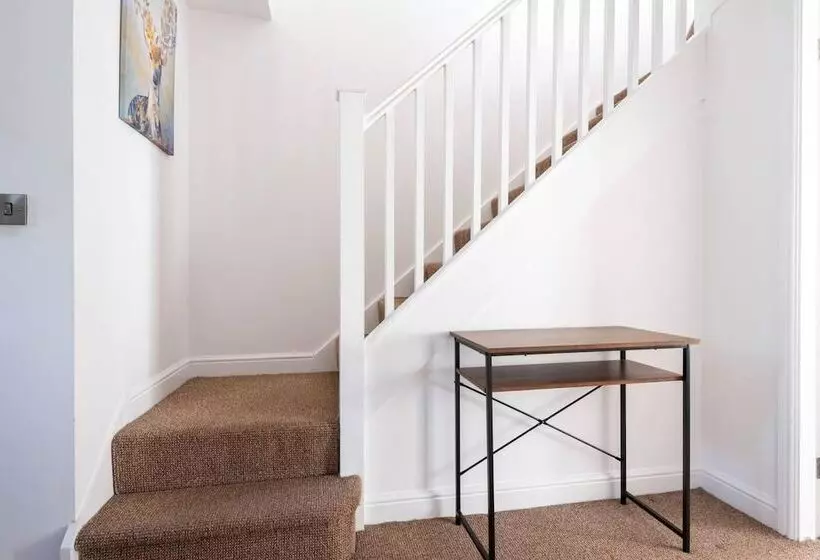 Residenssi Stunning 3 Bed House In Derby