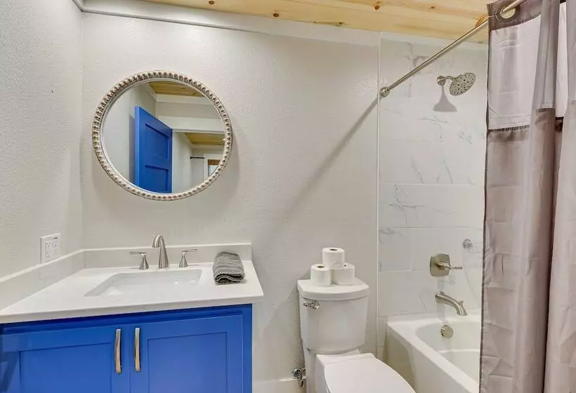 Riverfront Arkansas Abode W/ Deck & Grill!