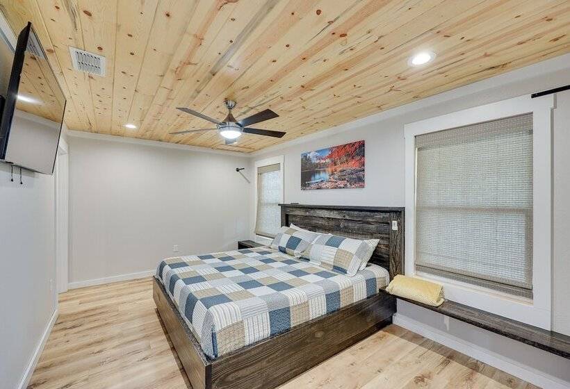 Riverfront Arkansas Abode W/ Deck & Grill!