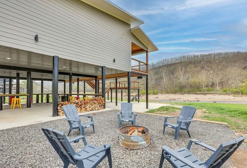 Riverfront Arkansas Abode W/ Deck & Grill!