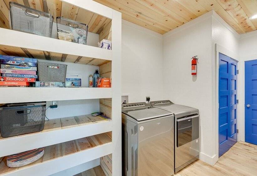 Riverfront Arkansas Abode W/ Deck & Grill!