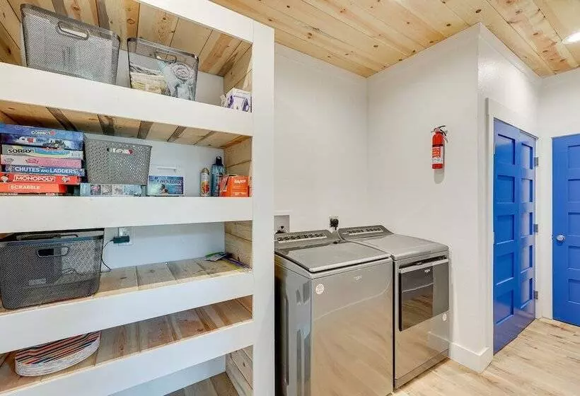 Riverfront Arkansas Abode W/ Deck & Grill!