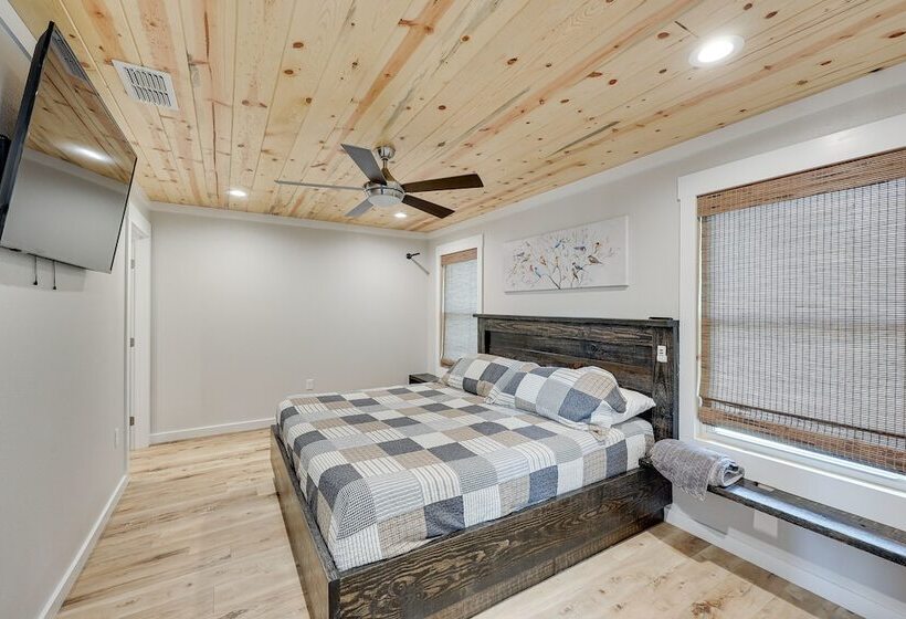 Riverfront Arkansas Abode W/ Deck & Grill!