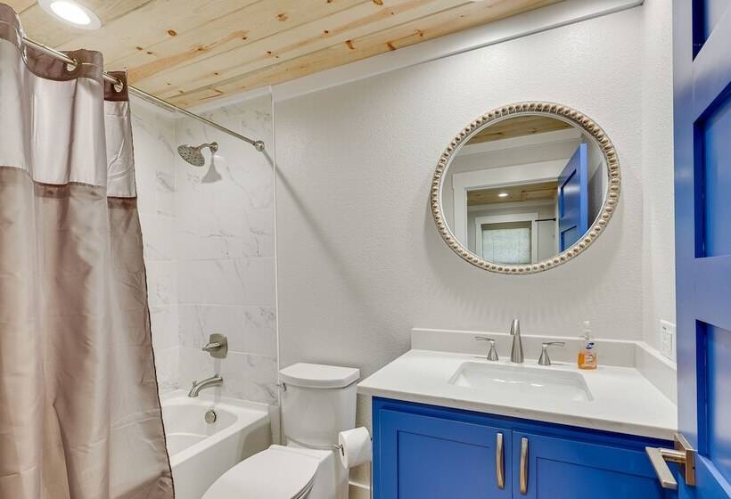 Riverfront Arkansas Abode W/ Deck & Grill!