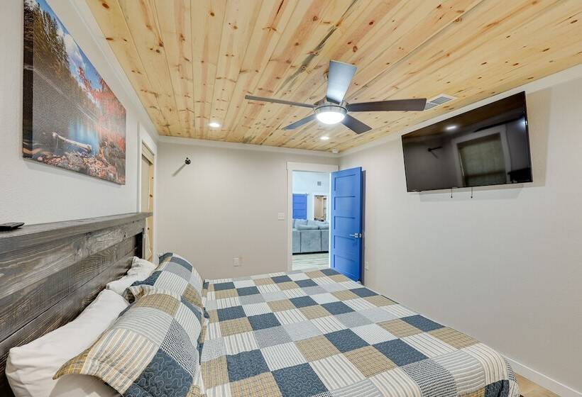 Riverfront Arkansas Abode W/ Deck & Grill!