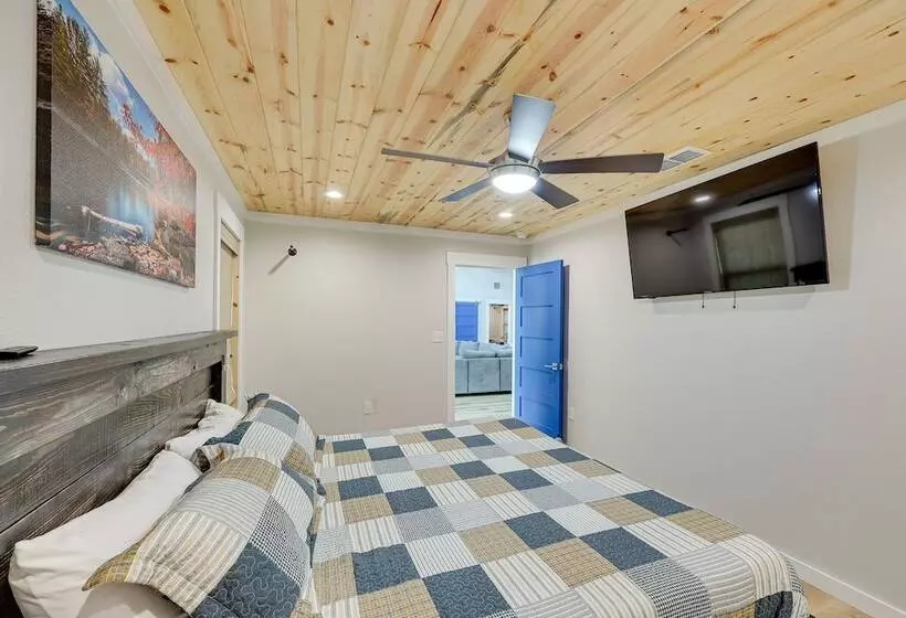 Riverfront Arkansas Abode W/ Deck & Grill!