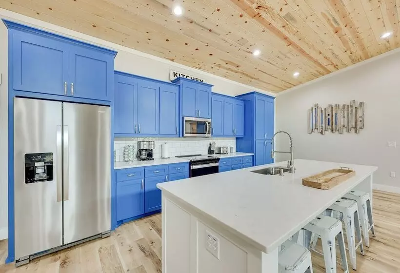 Riverfront Arkansas Abode W/ Deck & Grill!