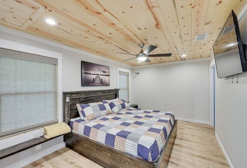 Riverfront Arkansas Abode W/ Deck & Grill!