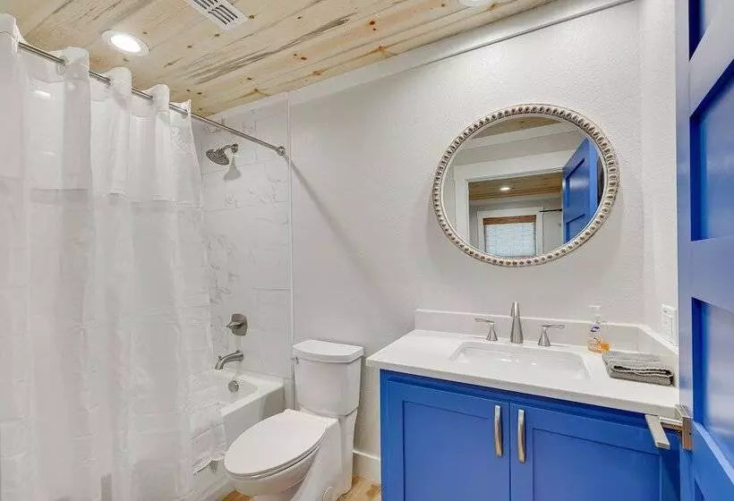 Riverfront Arkansas Abode W/ Deck & Grill!