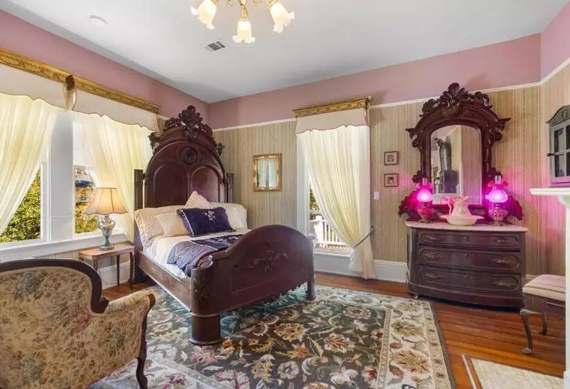 Ross Mansion Bed & Breakfast