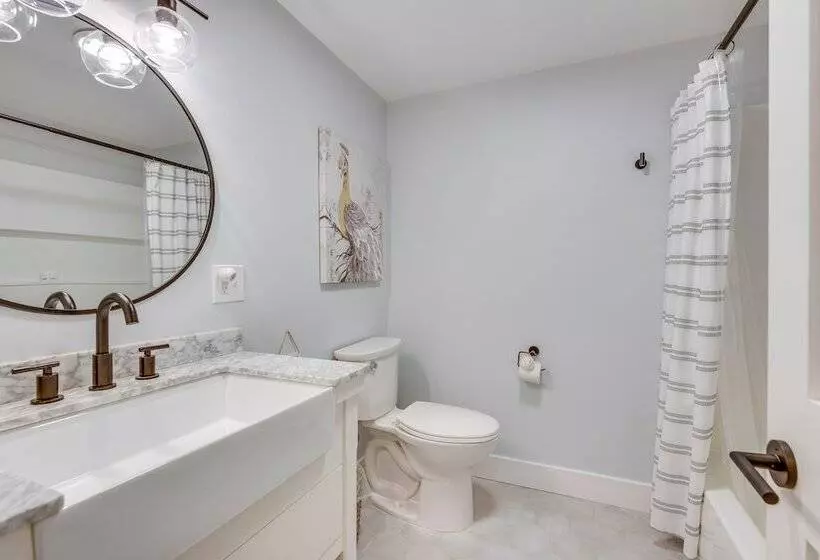 Rye Coastal Retreat W/ Deck & Outdoor Dining