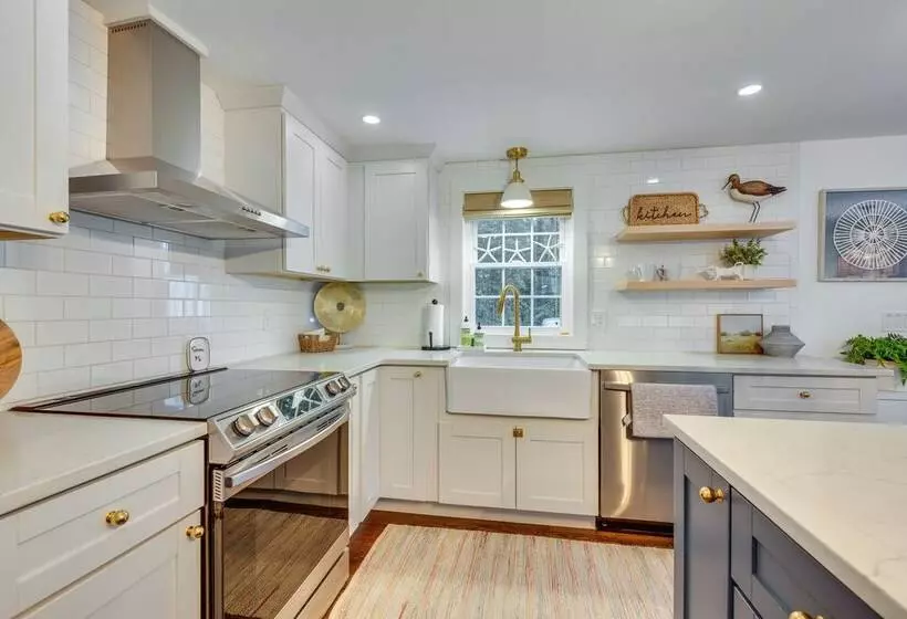 Rye Coastal Retreat W/ Deck & Outdoor Dining