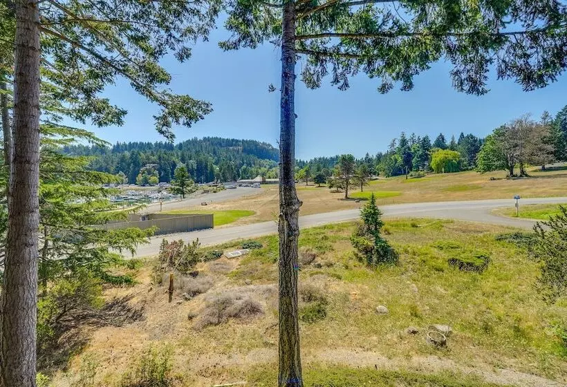 Serene La Conner Retreat W/ Fireplace & Deck!