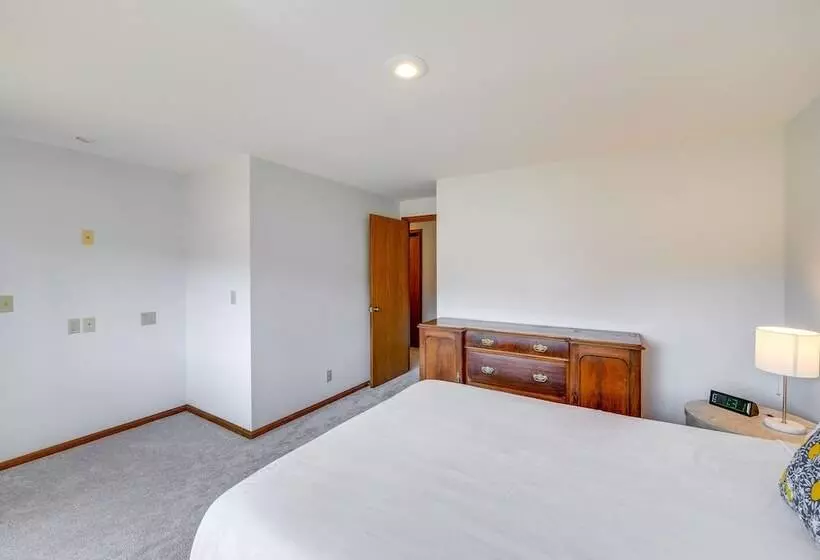 Serene La Conner Retreat W/ Fireplace & Deck!