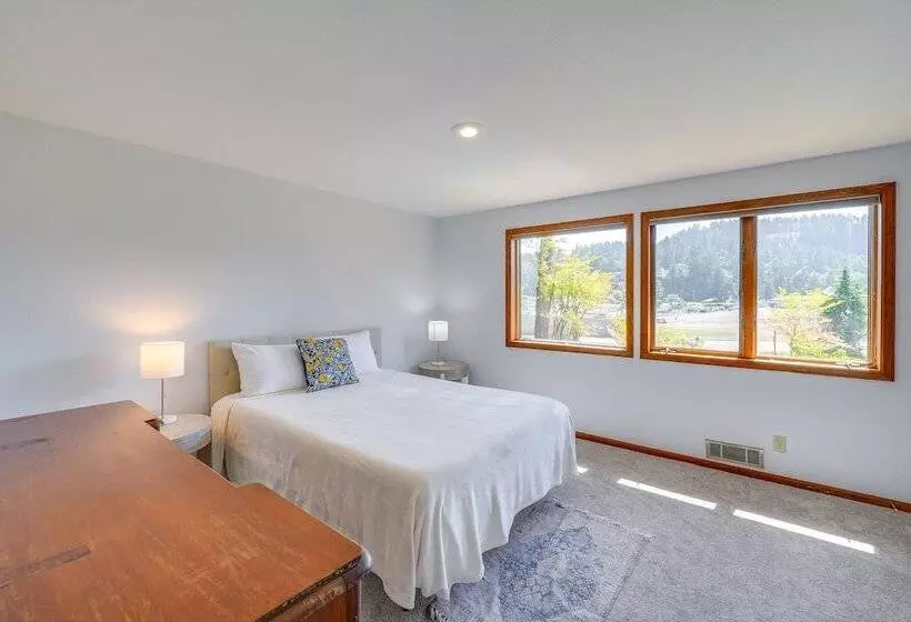 Serene La Conner Retreat W/ Fireplace & Deck!