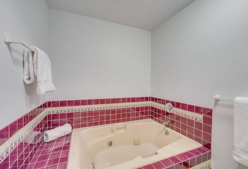 Serene La Conner Retreat W/ Fireplace & Deck!