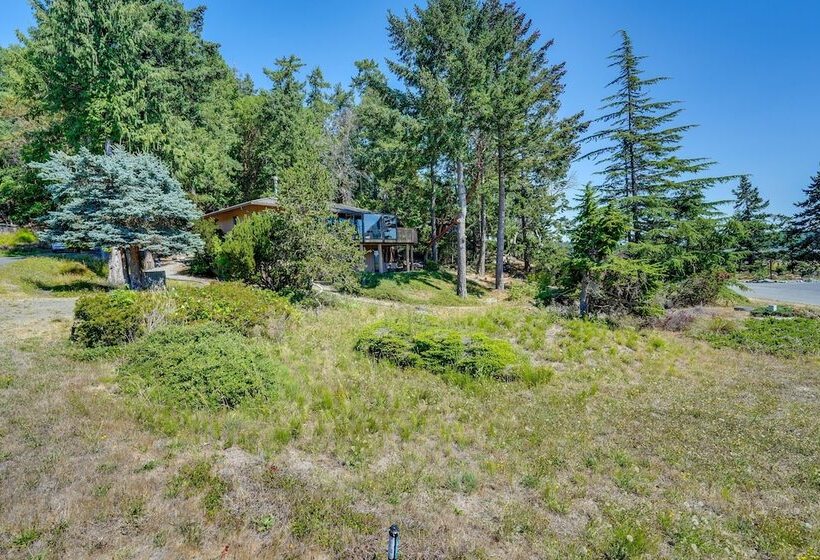 Serene La Conner Retreat W/ Fireplace & Deck!