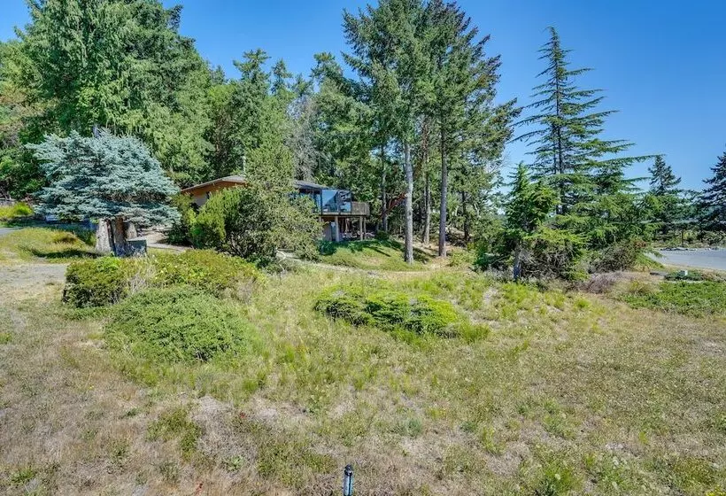 Serene La Conner Retreat W/ Fireplace & Deck!