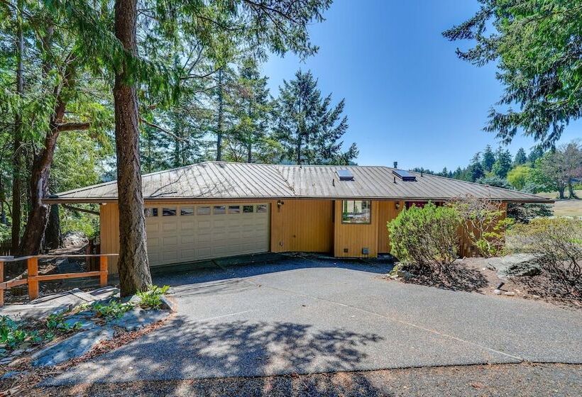 Serene La Conner Retreat W/ Fireplace & Deck!