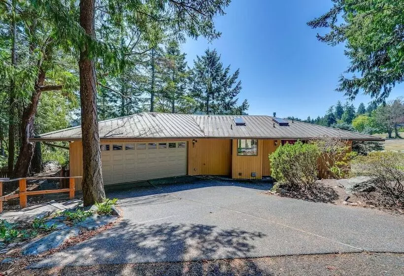 Serene La Conner Retreat W/ Fireplace & Deck!