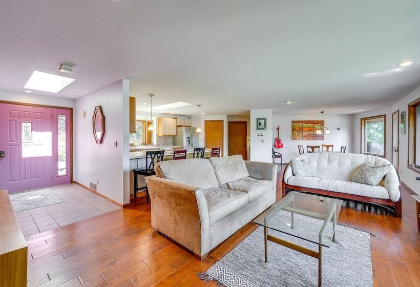 Serene La Conner Retreat W/ Fireplace & Deck!