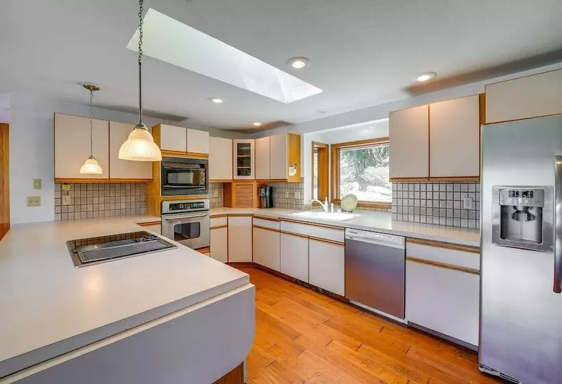 Serene La Conner Retreat W/ Fireplace & Deck!