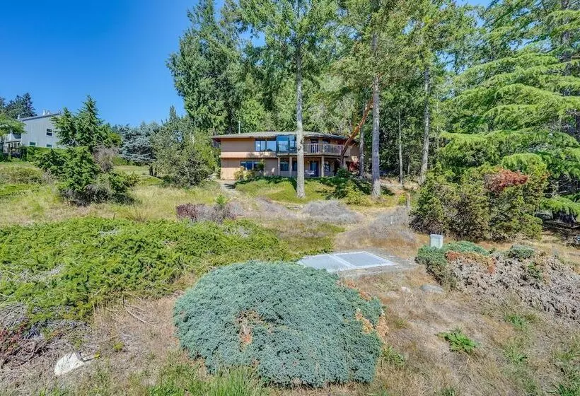 Serene La Conner Retreat W/ Fireplace & Deck!