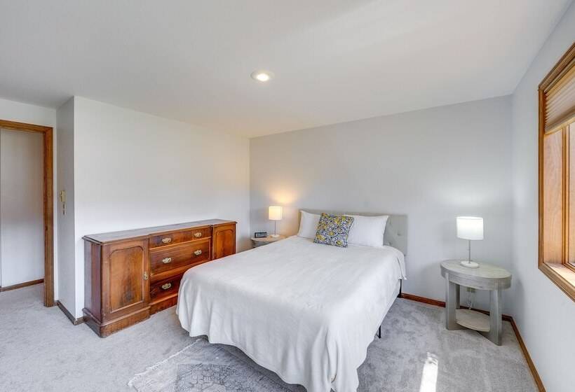 Serene La Conner Retreat W/ Fireplace & Deck!