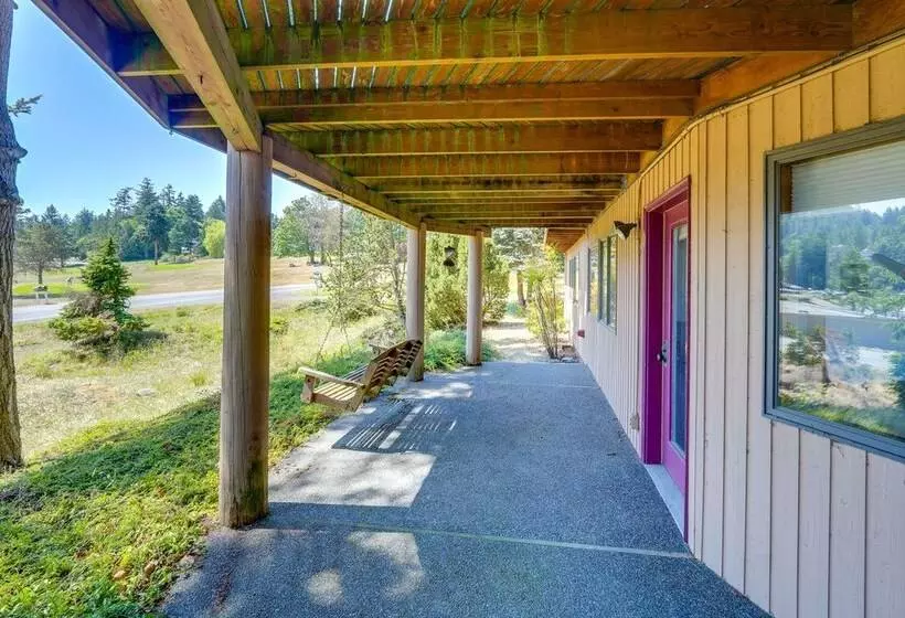 Serene La Conner Retreat W/ Fireplace & Deck!