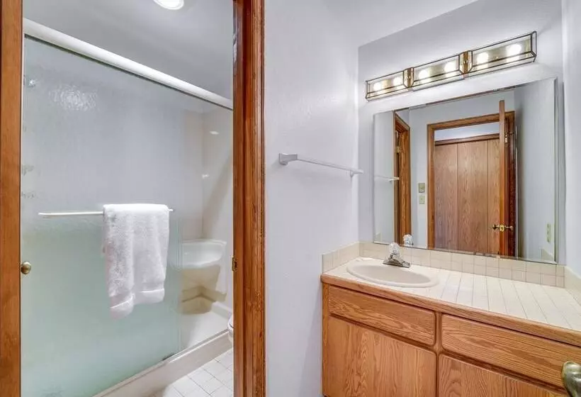 Serene La Conner Retreat W/ Fireplace & Deck!