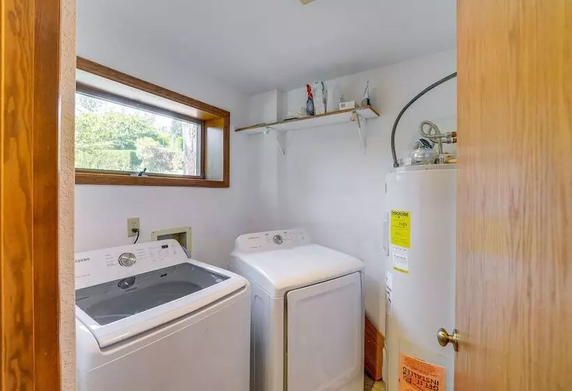 Serene La Conner Retreat W/ Fireplace & Deck!