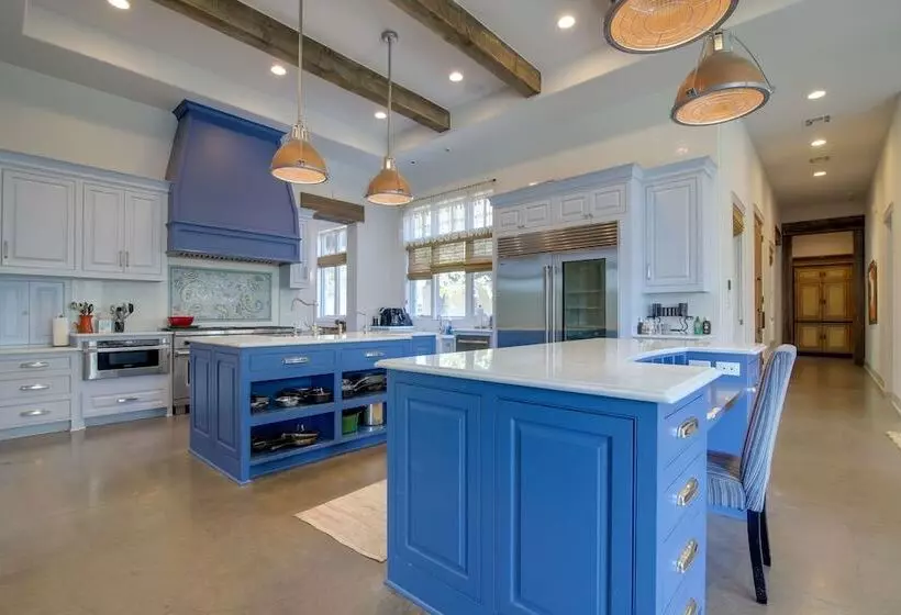 Sprawling Austin Estate W/ Pool & Fire Pit