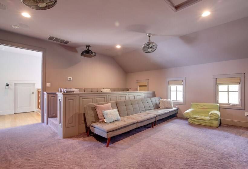 Sprawling Austin Estate W/ Pool & Fire Pit