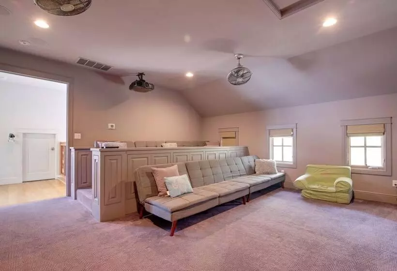 Sprawling Austin Estate W/ Pool & Fire Pit