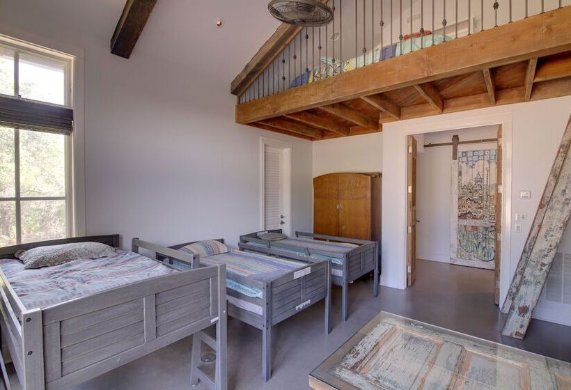 Sprawling Austin Estate W/ Pool & Fire Pit