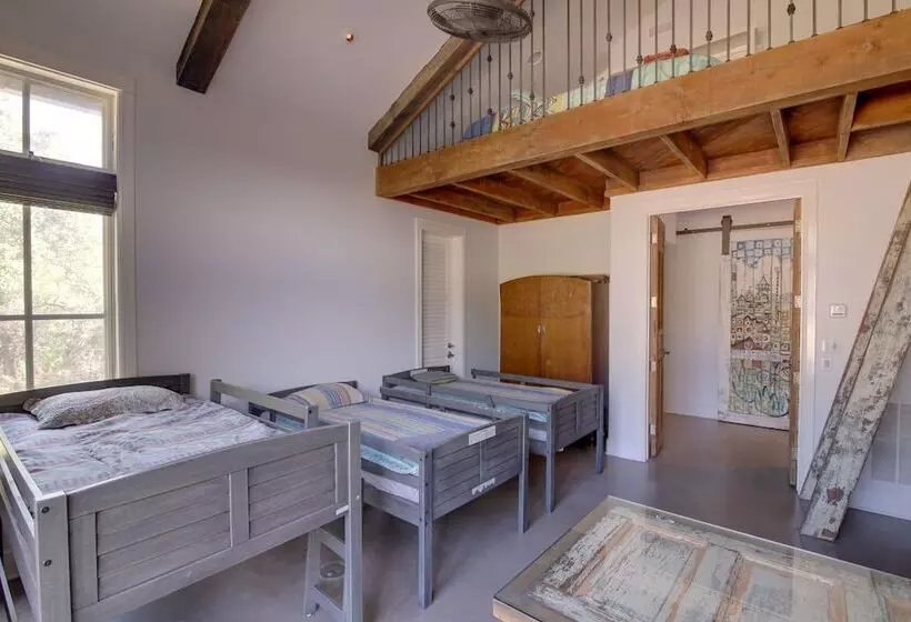 Sprawling Austin Estate W/ Pool & Fire Pit