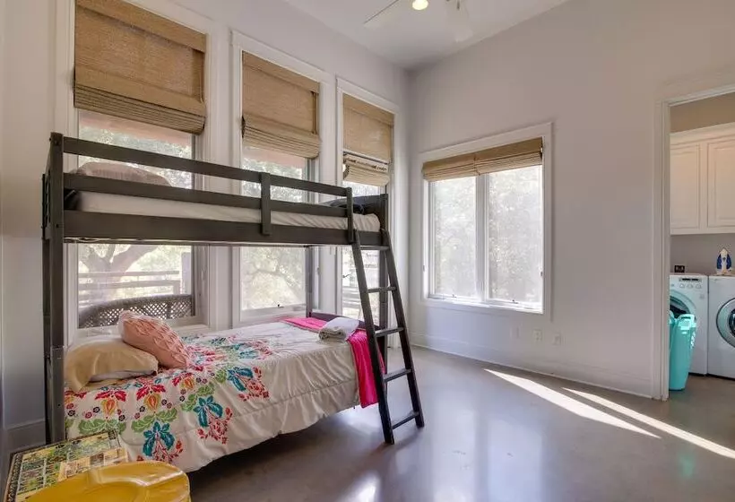 Sprawling Austin Estate W/ Pool & Fire Pit