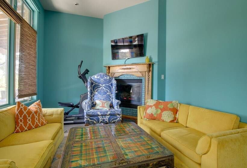 Sprawling Austin Estate W/ Pool & Fire Pit