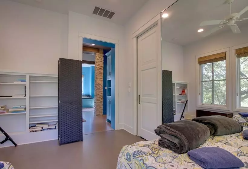 Sprawling Austin Estate W/ Pool & Fire Pit