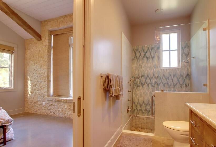 Sprawling Austin Estate W/ Pool & Fire Pit