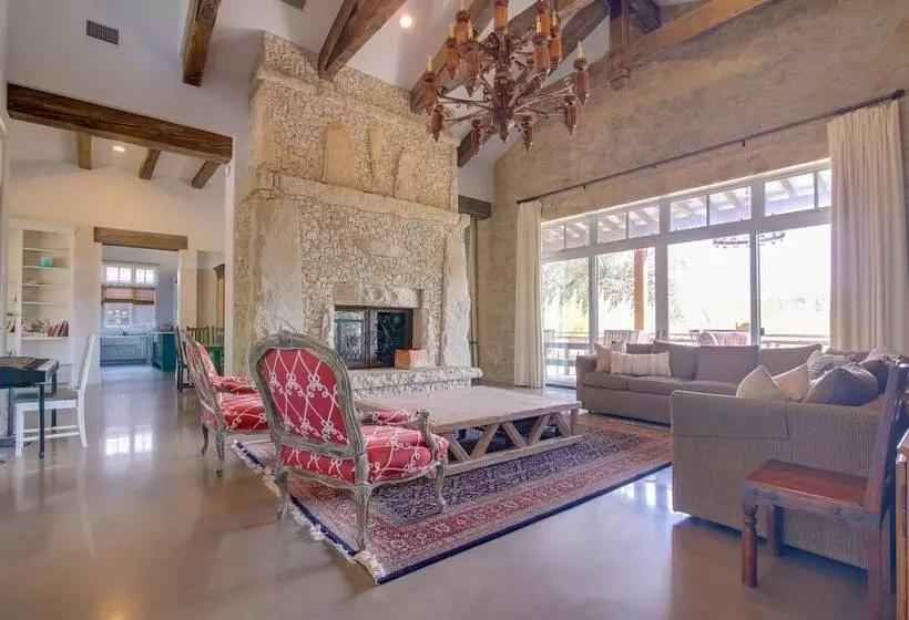 Sprawling Austin Estate W/ Pool & Fire Pit