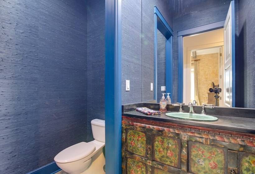 Sprawling Austin Estate W/ Pool & Fire Pit