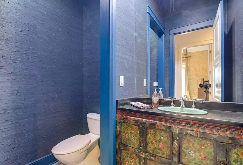 Sprawling Austin Estate W/ Pool & Fire Pit