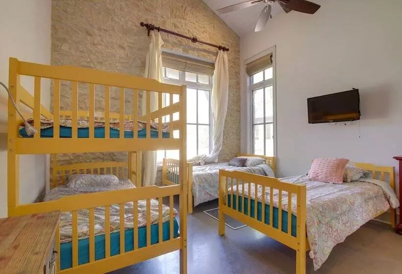 Sprawling Austin Estate W/ Pool & Fire Pit