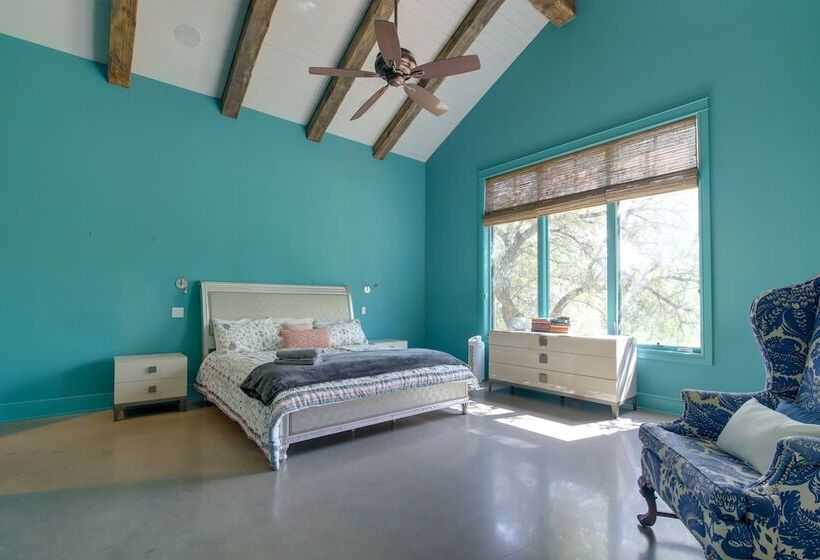 Sprawling Austin Estate W/ Pool & Fire Pit